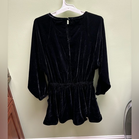 Elegant Black Velvet Top - Picture 2 of 6